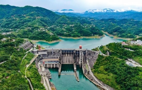 這是陜西安康水電站大壩（2024年6月21日攝，無(wú)人機(jī)照片）。新華社記者 蔡湘鑫 攝