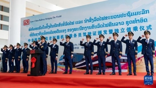 8月5日，在中老鐵路萬象站，中老鐵路首批14名老撾籍火車司機(jī)進(jìn)行宣誓。新華社發(fā)（凱喬 攝）