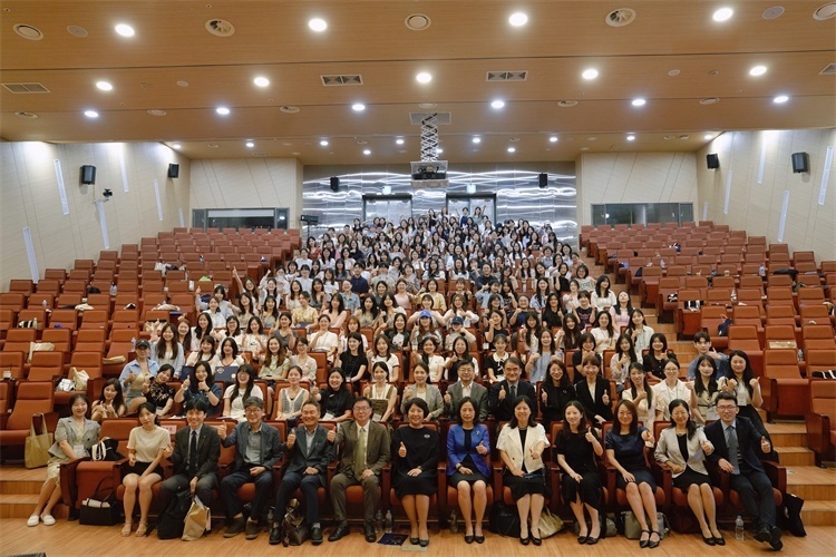 8月5日，第十一屆在韓國際中文教育志愿者崗中培訓舉行開班儀式。圖為活動現(xiàn)場合影。 教育部中外語言交流合作中心供圖