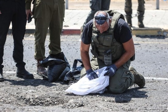 8月6日，在以色列納哈里亞，警方在無人機(jī)襲擊現(xiàn)場開展工作。以色列國防軍6日發(fā)表聲明說，多架無人機(jī)當(dāng)天從黎巴嫩射向以色列，造成以色列邊境城市納哈里亞數(shù)名平民受傷。新華社/基尼圖片社