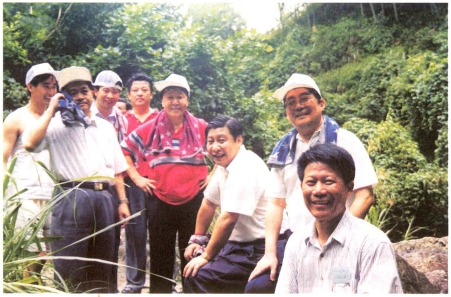 1999年6月，習近平在福州森林公園參加紀念毛主席“發(fā)展體育運動，增強人民體質(zhì)”題詞47周年登山健身活動。（資料照片，來源：《習近平在福建》（下））