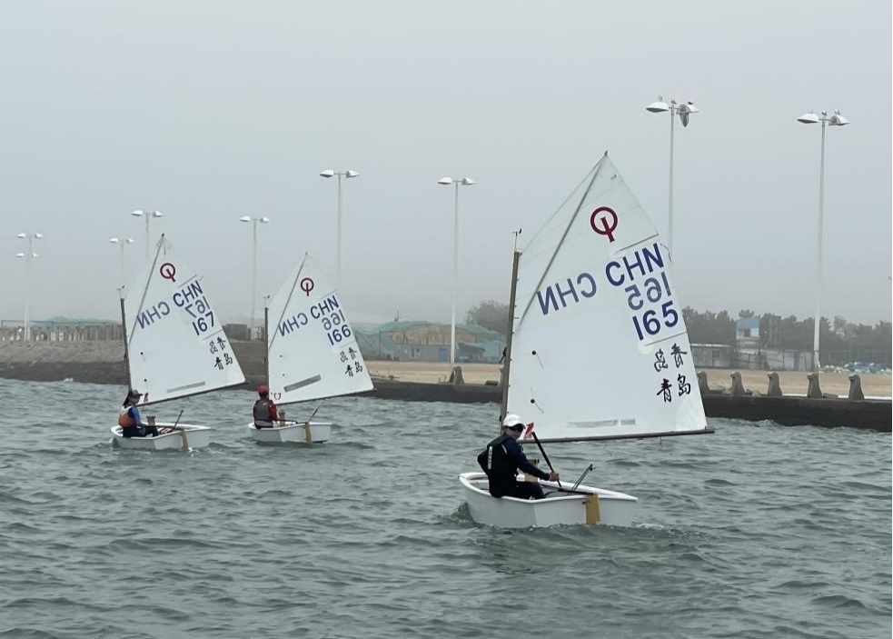 青島市嶗山區(qū)中韓小學(xué)帆船社團進行帆船訓(xùn)練。青島市嶗山區(qū)教育和體育局供圖