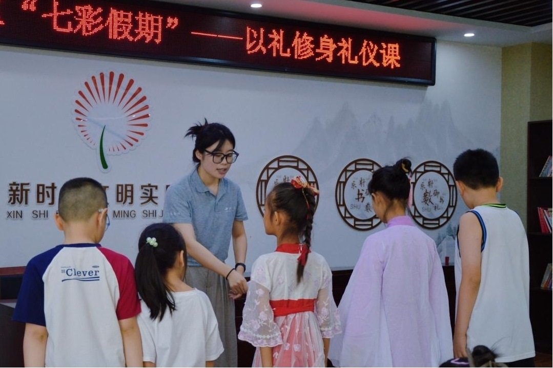 曲阜市小雪街道如意社區(qū)新時代文明實踐站以禮修身禮儀課。謝婉瑩 攝