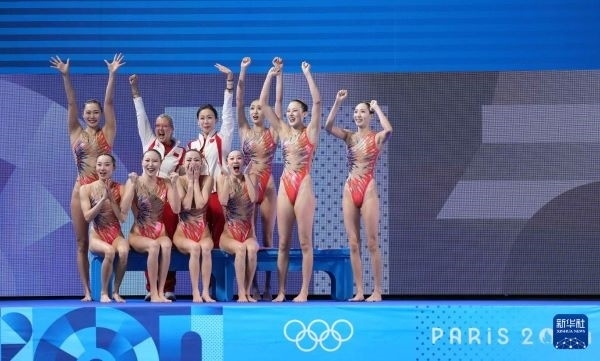北京時(shí)間8月8日凌晨，巴黎奧運(yùn)會(huì)花樣游泳集體項(xiàng)目的最后一項(xiàng)比賽集體技巧自選在巴黎奧林匹克水上運(yùn)動(dòng)中心舉行。中國(guó)隊(duì)奪得花樣游泳集體項(xiàng)目金牌。圖為中國(guó)隊(duì)在比賽后慶祝奪冠。新華社記者 薛宇舸 攝