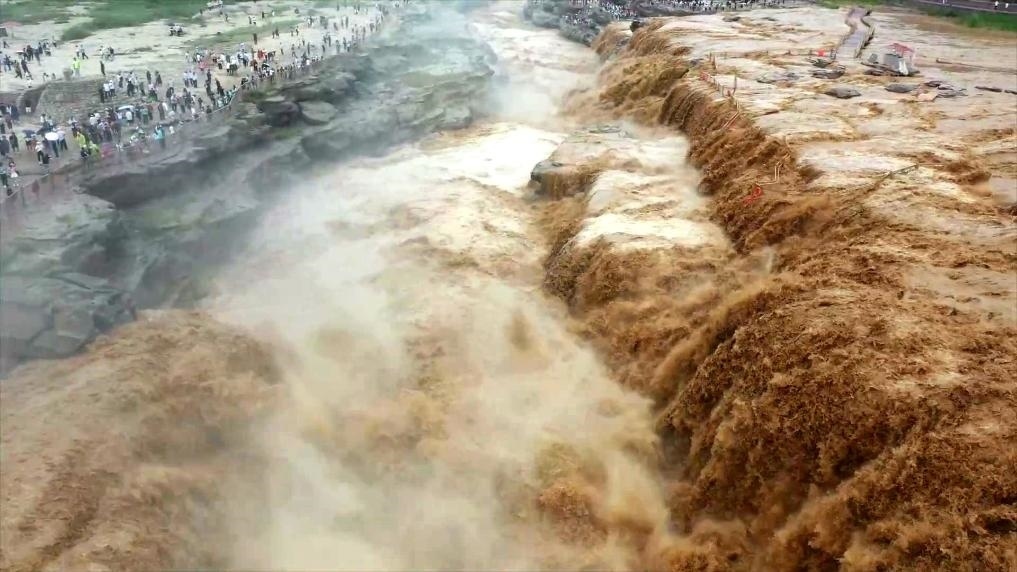 黃河壺口瀑布水量大增，出現(xiàn)壯美黃色瀑布群景觀。新華社發(fā) 呂桂明 攝