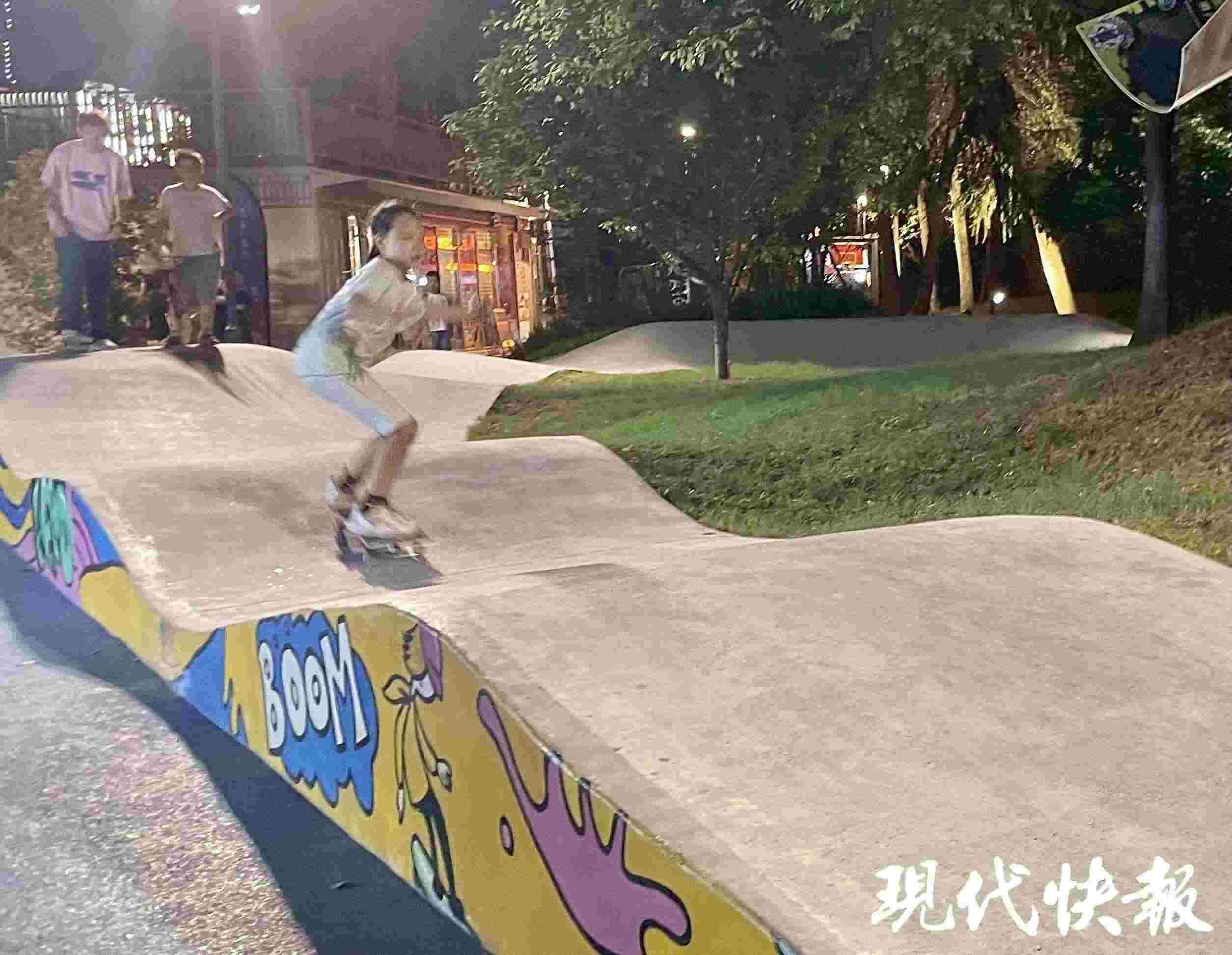 南京西城·夜未央的滑板場地上，一群青少年正在玩滑板