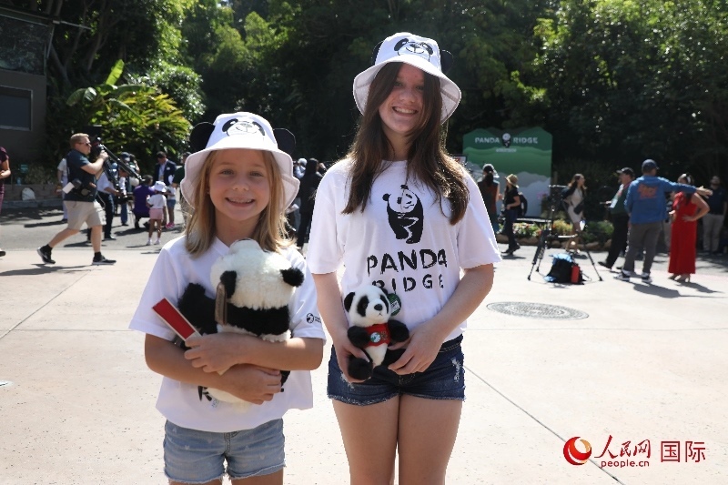 3、美國當?shù)卦S多民眾來圣迭戈動物園看熊貓。 人民網(wǎng)記者 李志偉攝