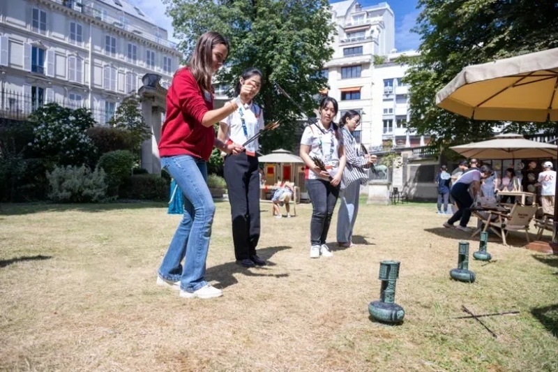 中外友人體驗投壺游戲。巴黎