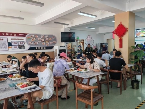 清水灣社區(qū)食堂坐滿了前來(lái)就餐的居民。新華社記者 鄒欣媛 攝