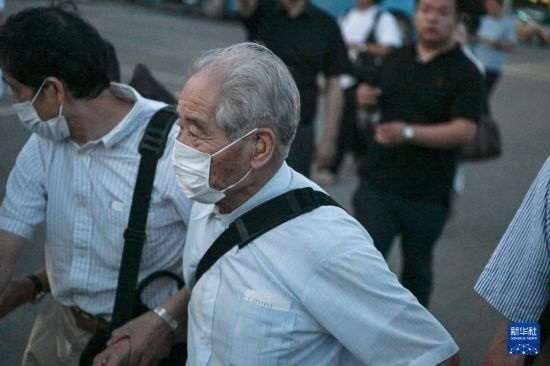 8月12日晚，侵華日軍第七三一部隊(duì)（簡稱“731部隊(duì)”）“少年隊(duì)”原隊(duì)員清水英男，乘機(jī)抵達(dá)哈爾濱。新華社記者 王松 攝