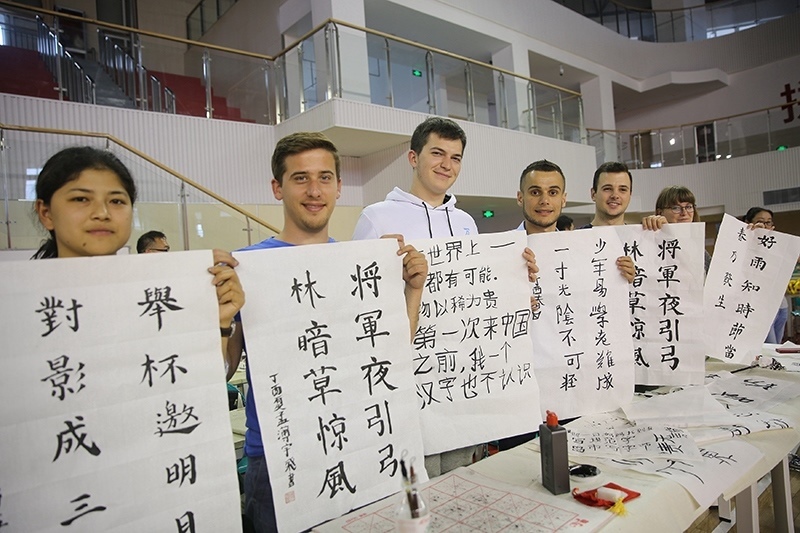 2017年6月5日，來自青島大學(xué)和中國石油大學(xué)（華東）的外國留學(xué)生在展示現(xiàn)場完成的書法作品。