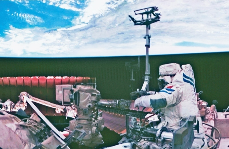 黨的十八大以來，我國科技事業(yè)取得歷史性成就、發(fā)生歷史性變革，科技自立自強(qiáng)成果持續(xù)涌現(xiàn)。圖為2024年7月3日在北京航天飛行控制中心拍攝的神舟十八號航天員李聰在空間站組合體艙外作業(yè)的畫面。 新華社記者 郭中正/攝