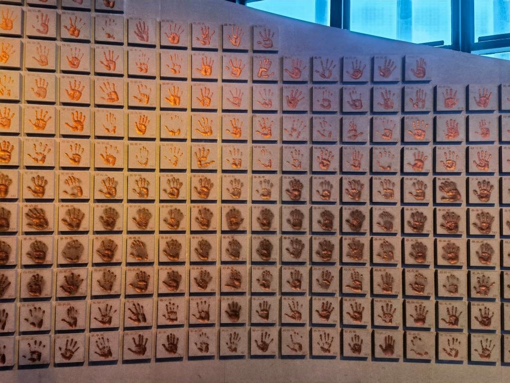 圖為侵華日軍南京大屠殺遇難同胞紀(jì)念館“三個(gè)必勝”展廳排列的648個(gè)鮮紅的手?。ň植浚?。新華社記者 邱冰清 攝