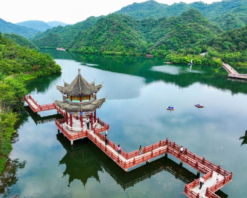 2024年8月11日，游客在湖南省雙牌縣陽明山國家森林公園萬和湖休閑游玩。新華社發(fā)（周秀魚春攝）