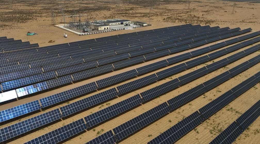 這是2024年5月16日拍攝的內(nèi)蒙古巴彥淖爾市磴口縣烏蘭布和沙漠光伏基地。新華社記者李云平攝