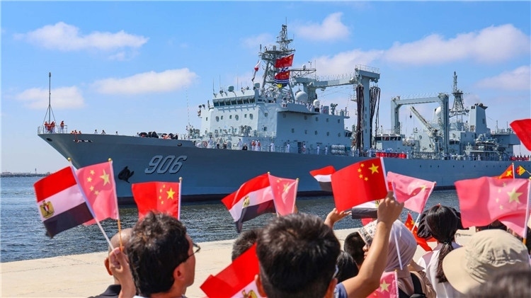 華人華僑代表熱烈迎接祖國(guó)軍艦來(lái)訪(fǎng) 護(hù)航編隊(duì)供圖