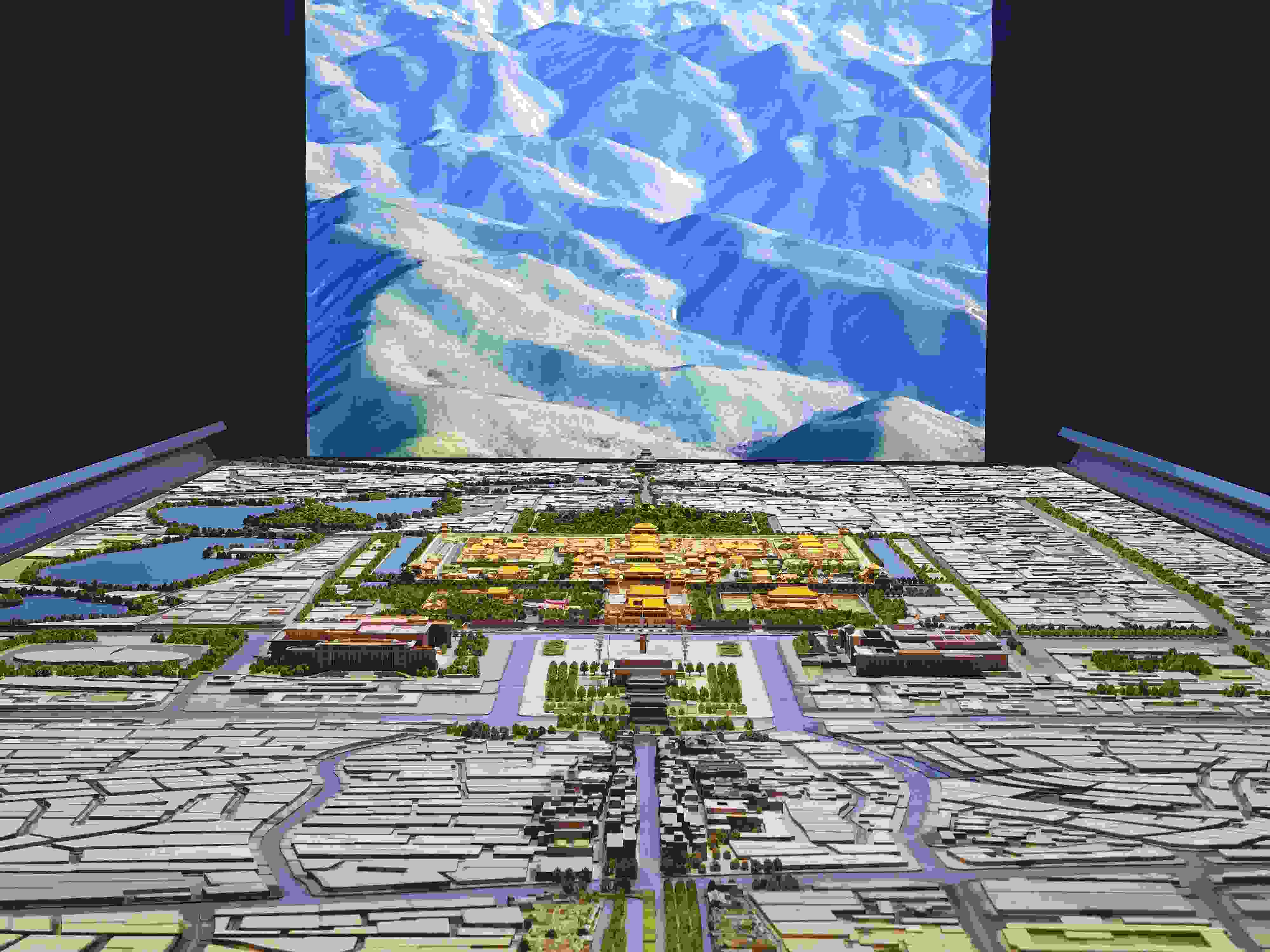 2023年3月，北京首都博物館精心制作的16米長中軸線沙盤，配以立體投影技術(shù)，展現(xiàn)了北京中軸線之壯美。