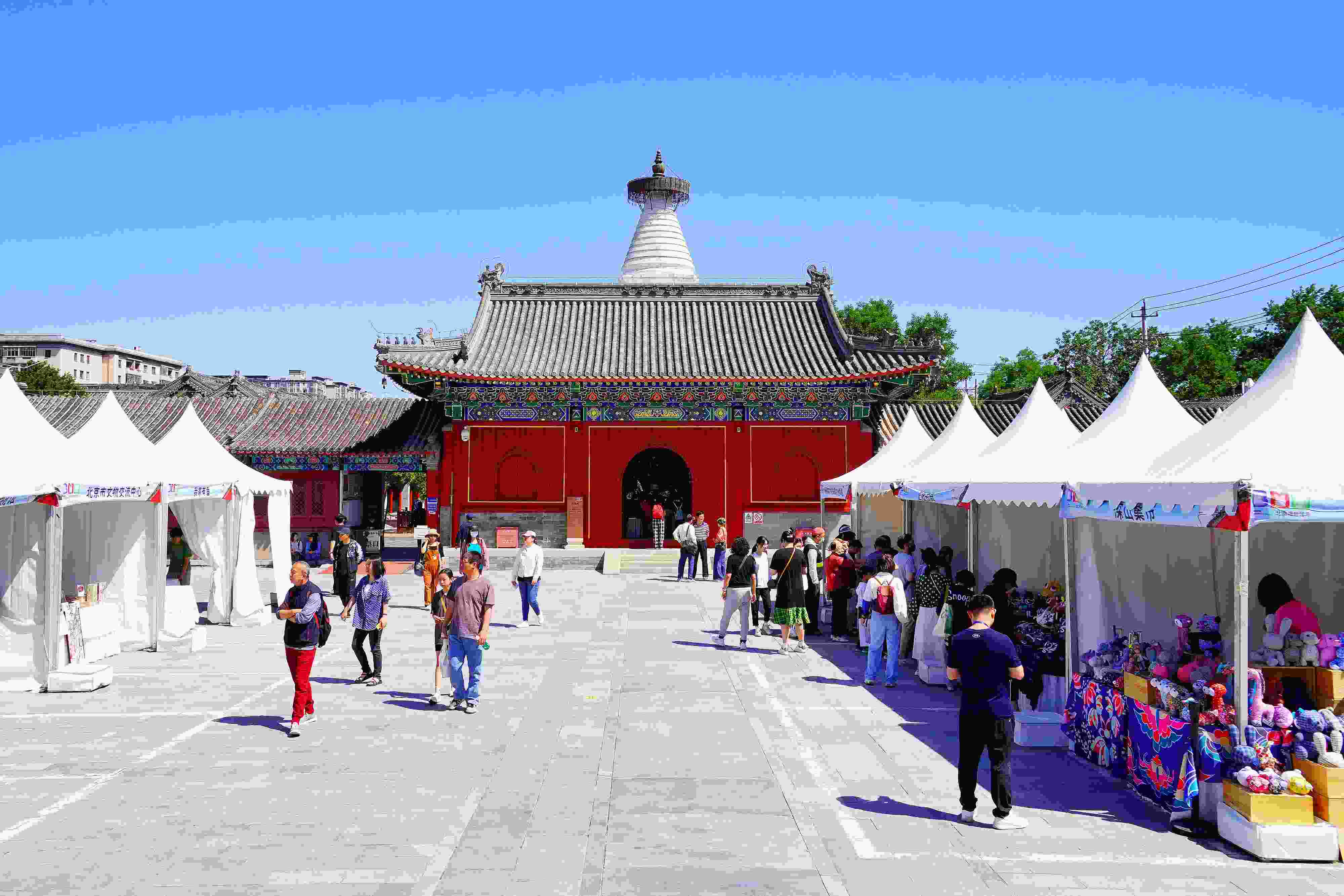 2024年5月，“北京白塔文化市集”在已有700余年歷史的妙應(yīng)寺白塔下舉行。
