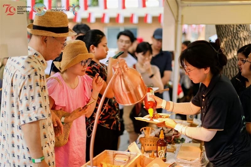 游客品嘗傳統(tǒng)印尼美食。