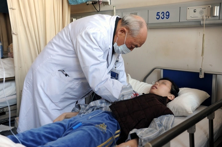 瑞金醫(yī)院終身教授王振義在上海瑞金醫(yī)院為病人看?。ㄙY料照片）。 新華社發(fā)