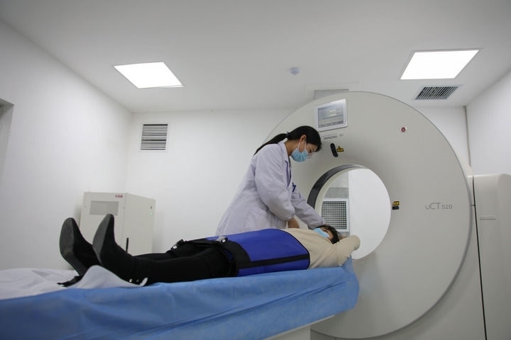 2023年3月2日，安徽省合肥市包河區(qū)煙墩街道社區(qū)衛(wèi)生服務(wù)中心的醫(yī)護(hù)人員為患者進(jìn)行CT檢查。 新華社記者 曹力 攝