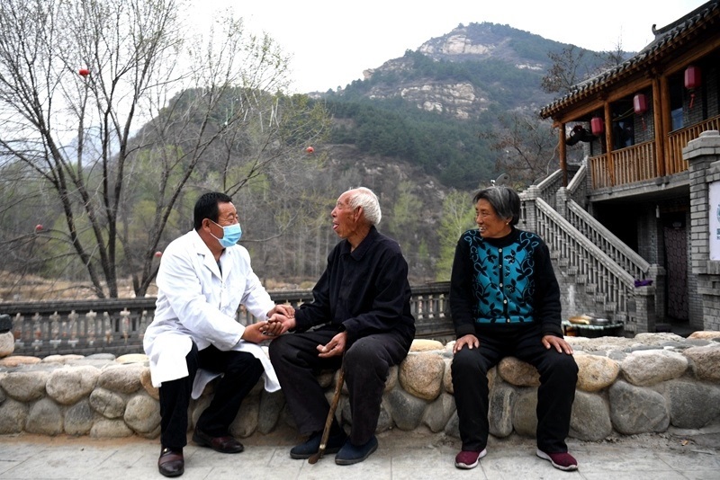 2020年4月15日，在河北阜平縣龍泉關(guān)鎮(zhèn)駱駝灣村，村醫(yī)霍建國為村民把脈。