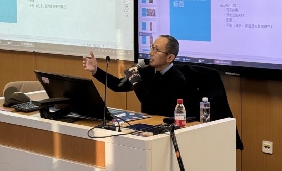 從去年秋天起，還在治療中的朱銳就堅(jiān)持給本科生開課。（受訪者供圖）