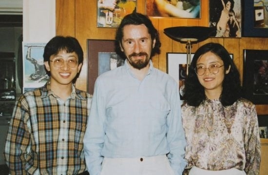1992年，朱銳（左）赴美國杜蘭大學(xué)攻讀心靈哲學(xué)與認(rèn)知科學(xué)，師從心靈哲學(xué)和認(rèn)知科學(xué)家Radu Bogdan（中），右為朱銳師姐、北師大教授田平。