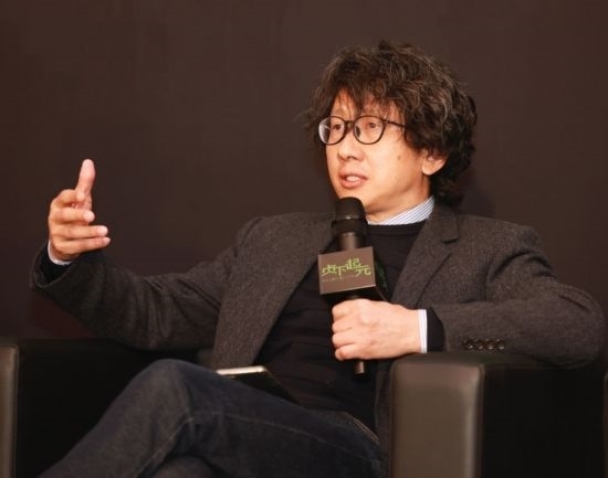 在學(xué)術(shù)論壇上發(fā)言的朱銳。（受訪者供圖）