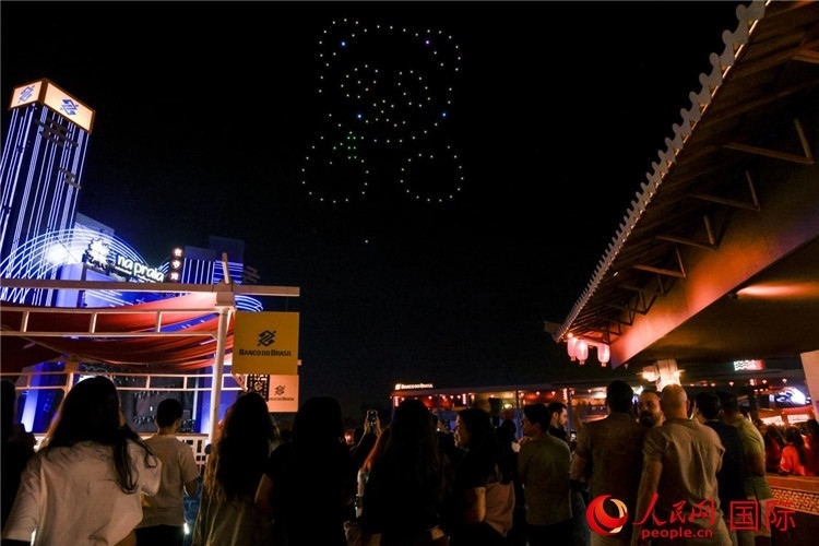 當(dāng)?shù)孛癖娪^看無(wú)人機(jī)表演。人民網(wǎng)記者 宋亦然攝