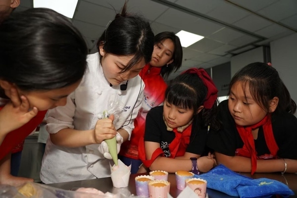 一日營(yíng)首發(fā)團(tuán)探訪技能大師工作室并現(xiàn)場(chǎng)開展實(shí)踐體驗(yàn)活動(dòng)。徐匯區(qū)總工會(huì)供圖