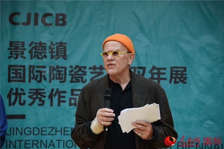 瑞典藝術(shù)家托比恩·卡爾斯博致辭。人民網(wǎng)記者 殷淼攝