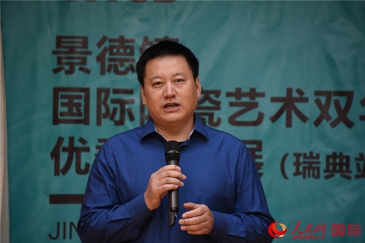 執(zhí)行策展人、景德鎮(zhèn)陶瓷大學(xué)美術(shù)學(xué)院副院長(zhǎng)趙蘭濤致辭。人民網(wǎng)記者 殷淼攝