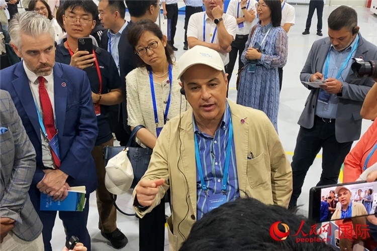 阿根廷駐華大使馬致遠(yuǎn)與億華通動(dòng)力科技有限公司總經(jīng)理于民討論關(guān)切問題。人民網(wǎng) 宋歌攝