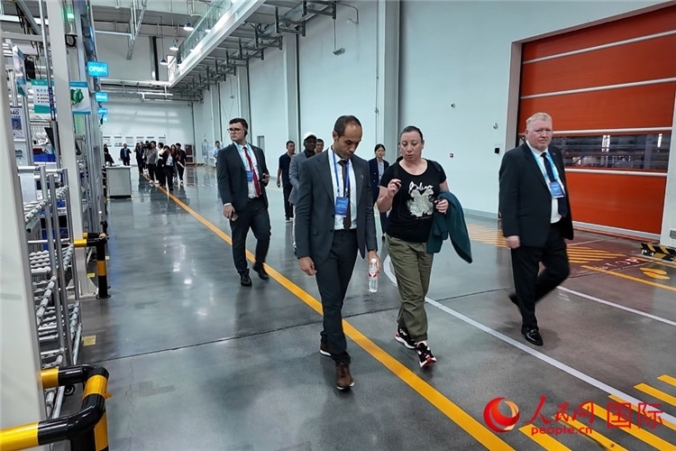 駐華外交官和國際組織駐華代表參觀億華通動(dòng)力科技有限公司生產(chǎn)車間。人民網(wǎng)記者 方童攝