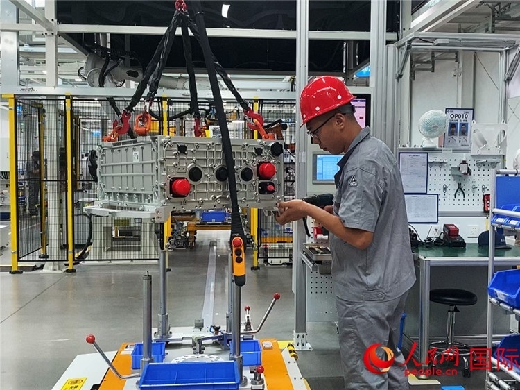 技術(shù)人員進(jìn)行系統(tǒng)化測(cè)試。人民網(wǎng)記者 于洋攝