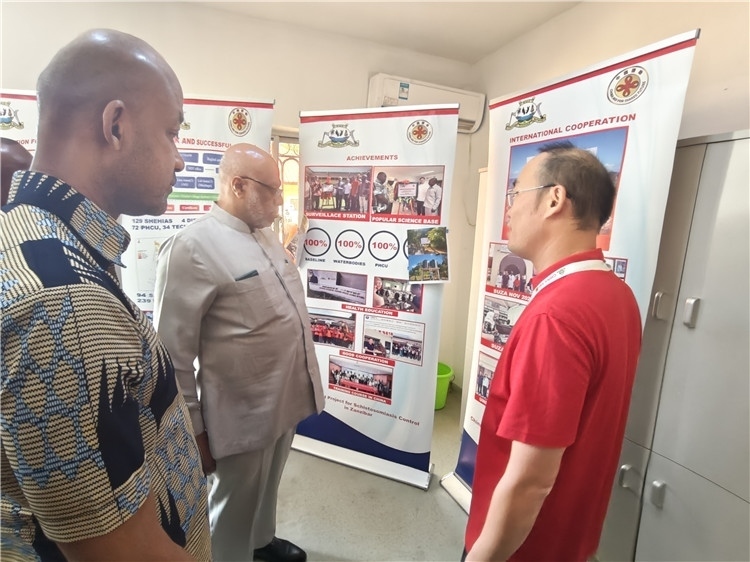 中方專家組組長黃玉政介紹項(xiàng)目進(jìn)展。專家組供圖