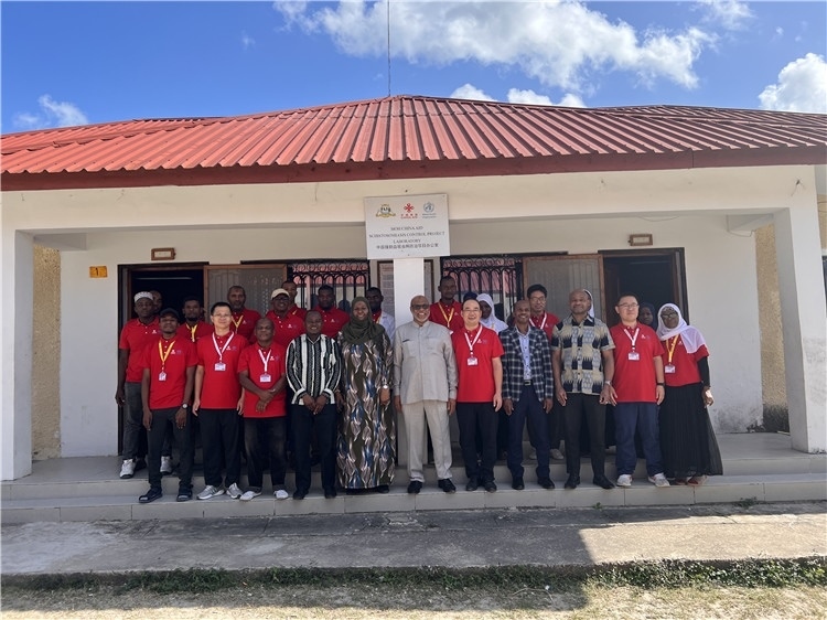 坦桑尼亞桑給巴爾衛(wèi)生部部長馬茲伊與中方專家組及非方工作人員合影。專家組供圖