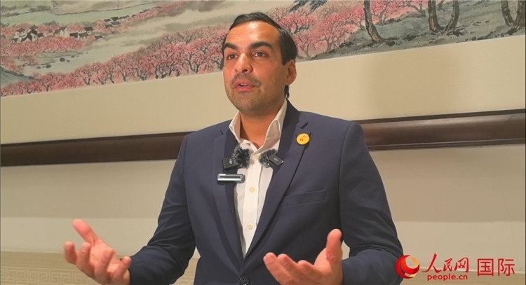 毛里求斯民議會議長阿德里安·夏爾·杜瓦爾接受媒體采訪。人民網(wǎng) 鐘文興攝