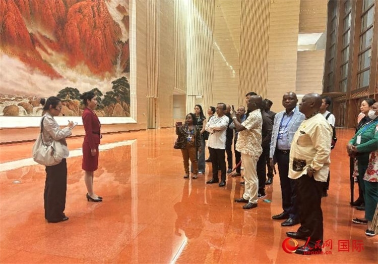 代表團(tuán)在入口處聽(tīng)取講解。人民網(wǎng) 曹欣悅攝