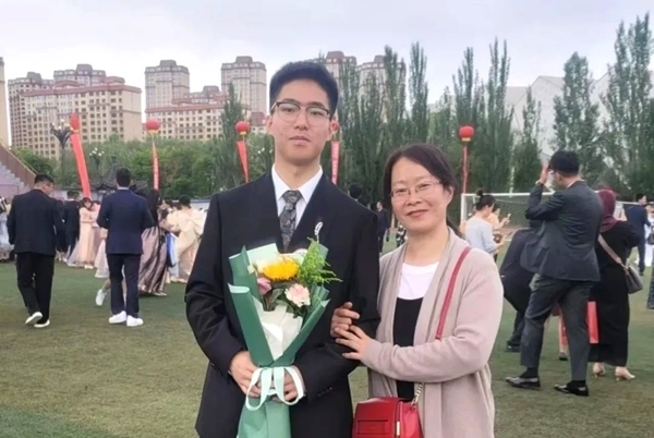 劉傲寒和媽媽合影。北航供圖