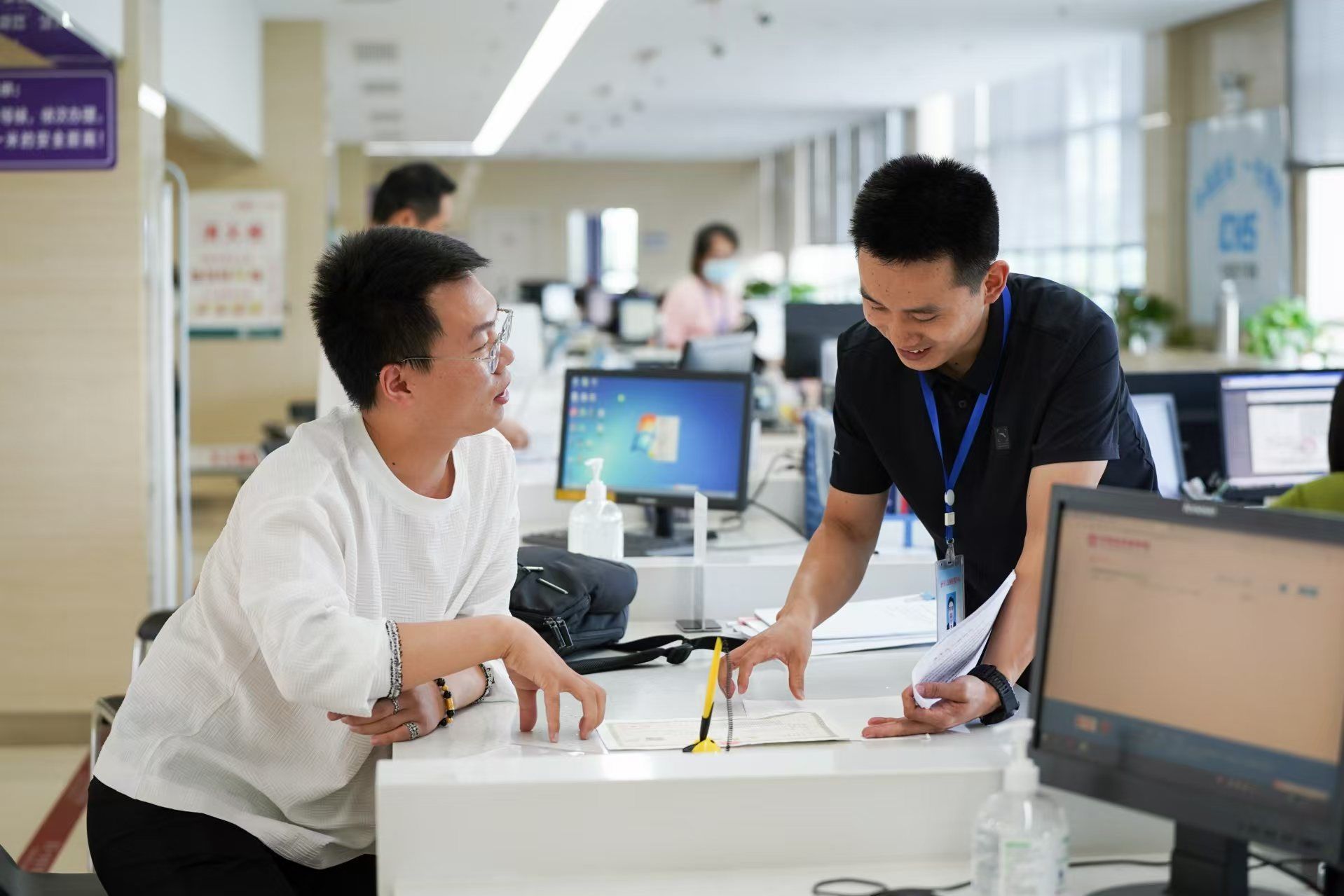 安徽省池州市市民在市政務(wù)服務(wù)大廳辦理業(yè)務(wù)。人民網(wǎng)記者 王銳攝