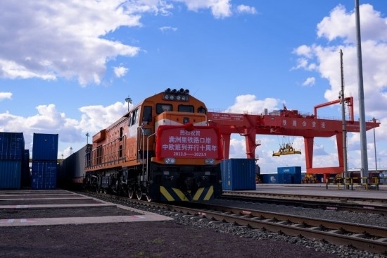 2023年9月20日，一列中歐班列行駛在內蒙古滿洲里站貨運車間集裝箱場。作為我國向北開放的“橋頭堡”、中歐班列“東通道”的重要口岸，滿洲里鐵路口岸不斷加大中歐班列通道能力建設，進一步提升運輸效率和品質