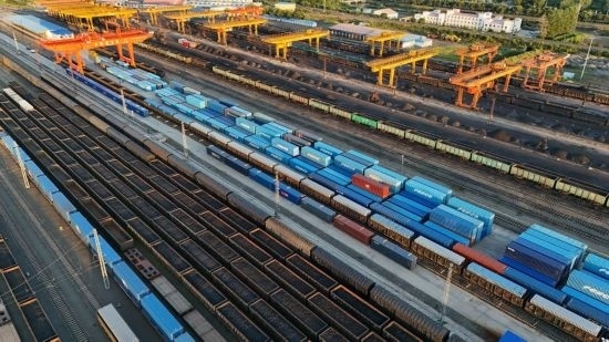 這是2024年8月14日在黑龍江綏芬河鐵路口岸集裝箱換裝場拍攝的集裝箱換裝作業(yè)現(xiàn)場（無人機照片）。今年前七個月，綏芬河鐵路口岸開行中歐班列573列，運量達55246標箱，同比分別增長23%和18%，班列數量持續(xù)保持高位運行。