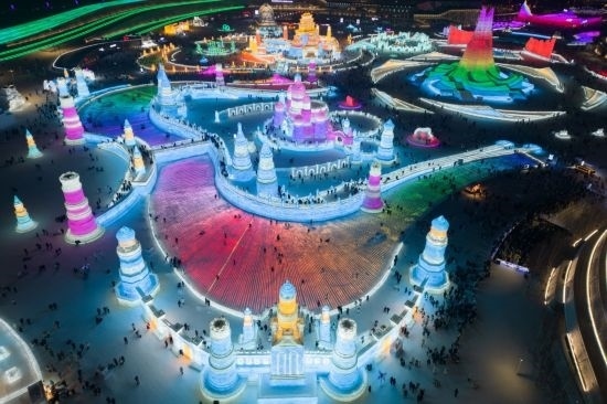 2024年1月1日，來自世界各地的游客在哈爾濱冰雪大世界園區(qū)內游玩（無人機照片）。