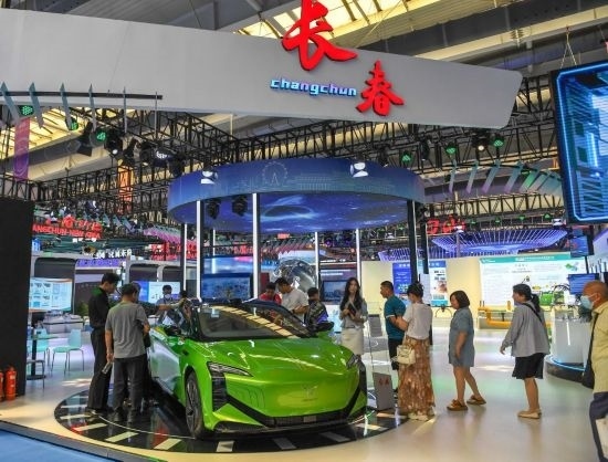 2023年8月23日，人們在第十四屆中國—東北亞博覽會上參觀一汽紅旗新能源車型。