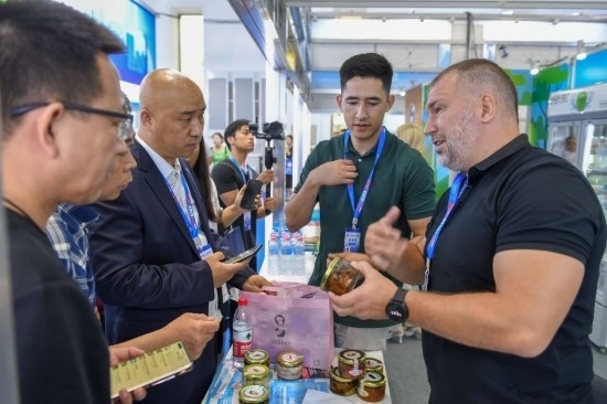2023年8月23日，在第十四屆中國—東北亞博覽會東北亞商品館，俄羅斯參展商向參觀者介紹商品。