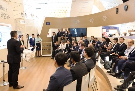 2024年6月26日，嘉賓在第十五屆夏季達沃斯論壇主會場——遼寧大連國際會議中心參與互動討論。