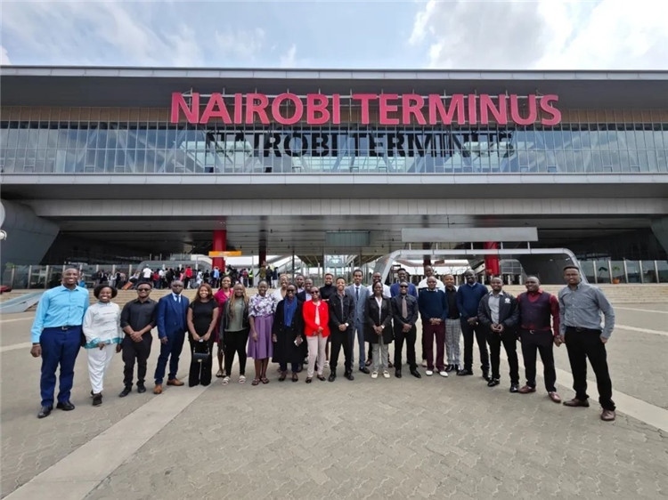 留學(xué)生們參訪中企承建的蒙內(nèi)鐵路。中國(guó)駐肯尼亞大使館供圖