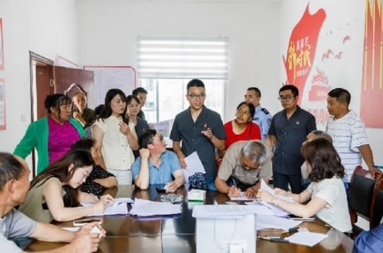 圖為2024年8月6日，重慶市奉節(jié)縣人民法院興隆人民法庭庭長費(fèi)明軍（中）在做調(diào)解工作。蹇懿 攝